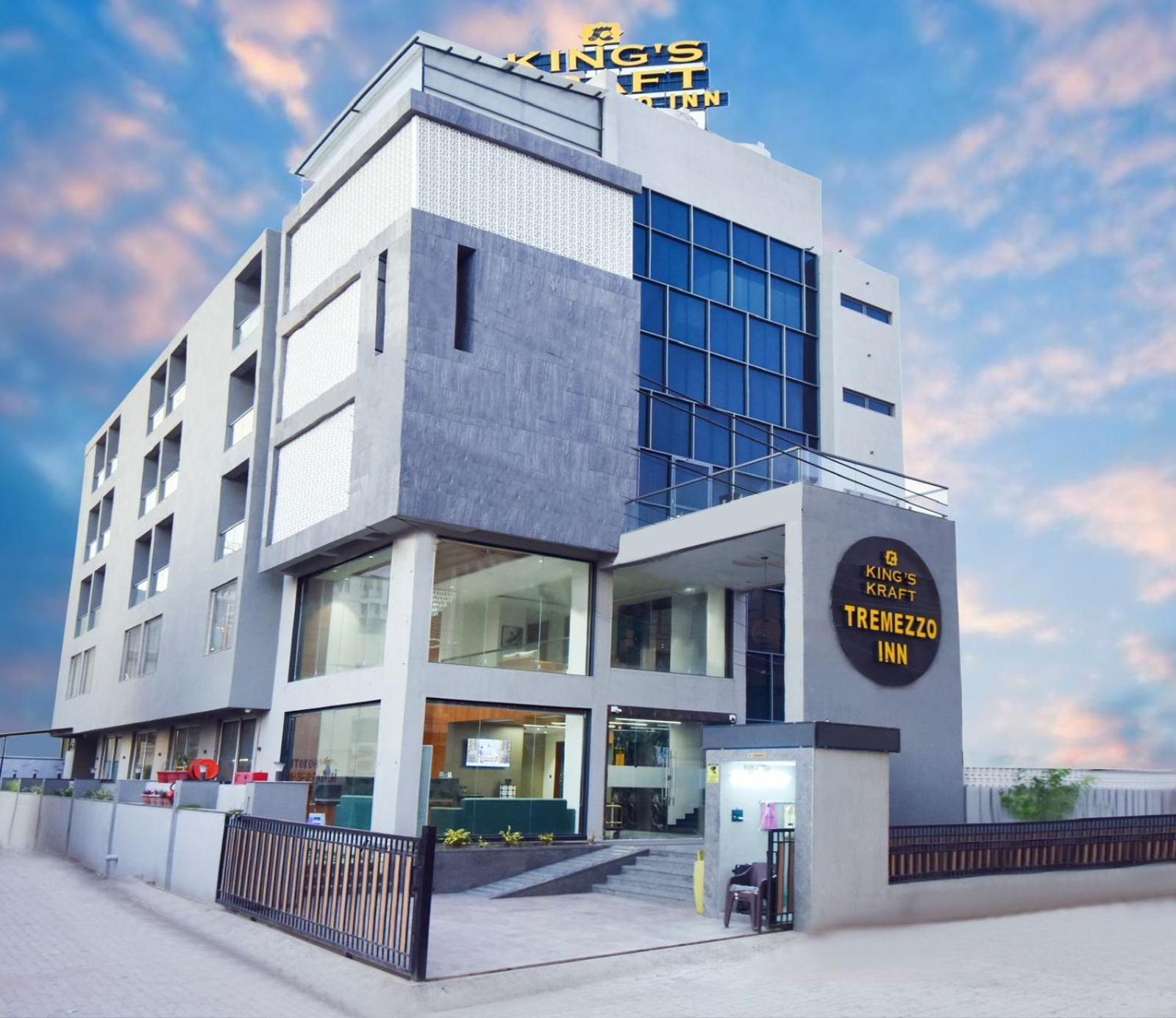 Kings Kraft Tremezzo Inn, Somnāth Exterior foto
